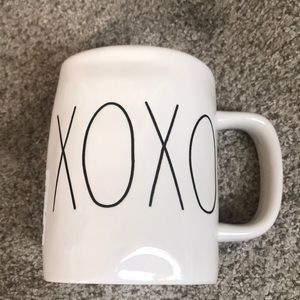Rae Dunn XOXO mug.